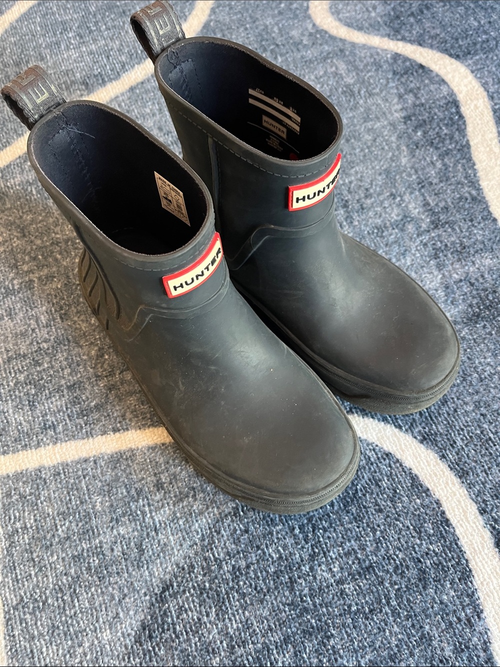 Hunter navy Short Rain Boots with Red-Trim Logo